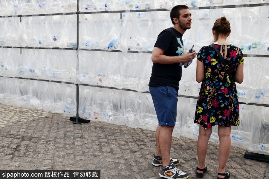 西班牙廢棄物“城堡” 藝術家用廢棄塑料袋瓶子打造街頭裝置
