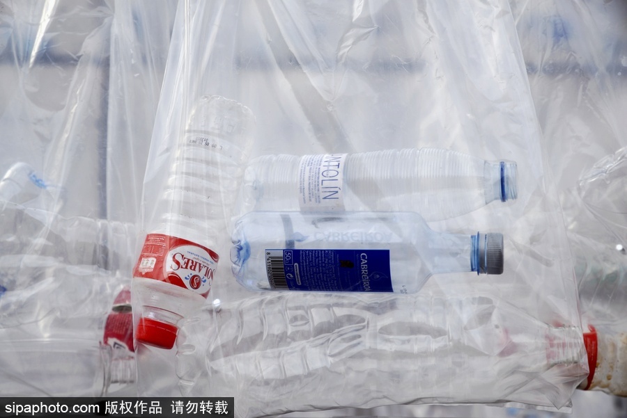 西班牙廢棄物“城堡” 藝術(shù)家用廢棄塑料袋瓶子打造街頭裝置