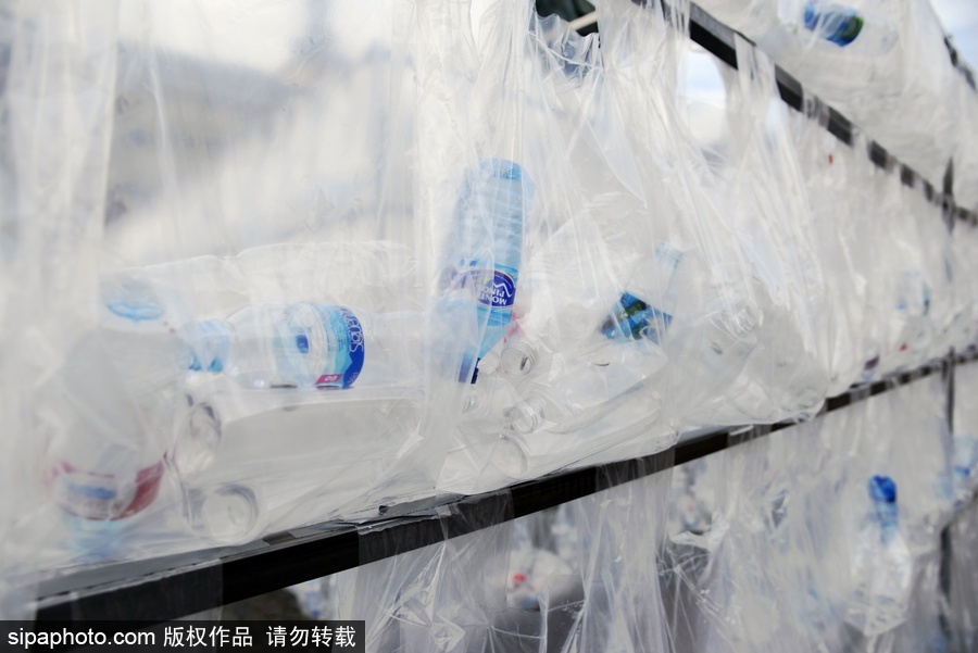 西班牙廢棄物“城堡” 藝術家用廢棄塑料袋瓶子打造街頭裝置