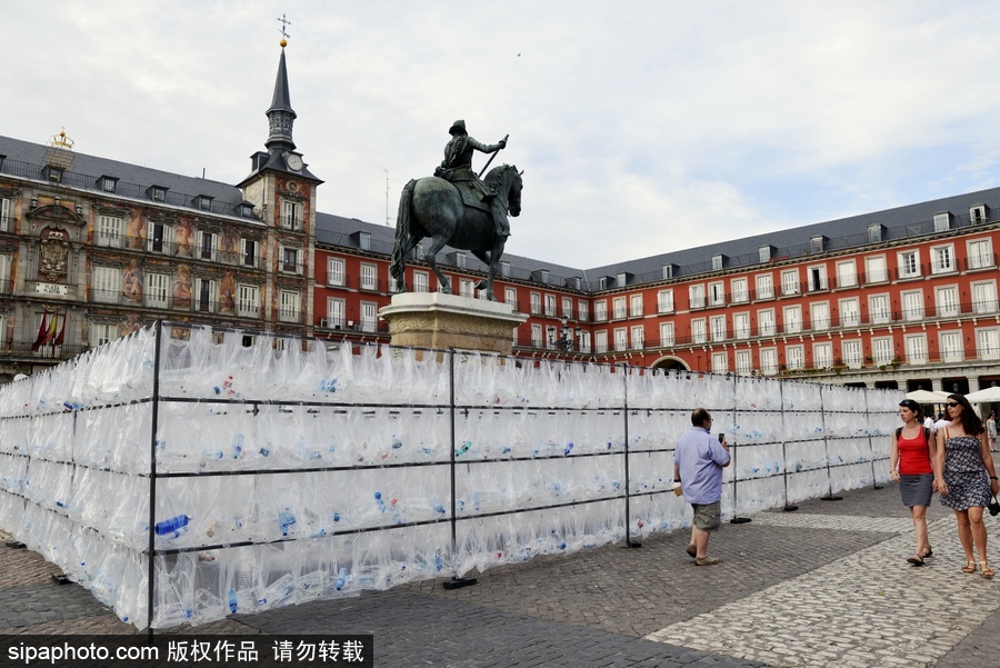 西班牙廢棄物“城堡” 藝術家用廢棄塑料袋瓶子打造街頭裝置