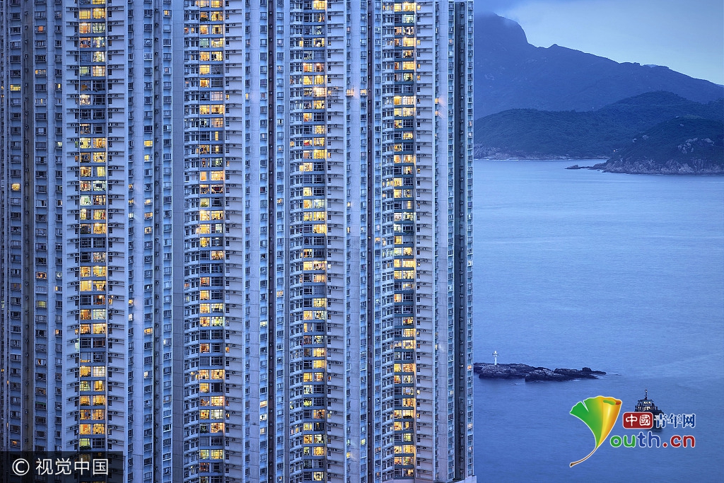 鏡頭下的“藍(lán)色香港” 華燈初上縹緲幽靜