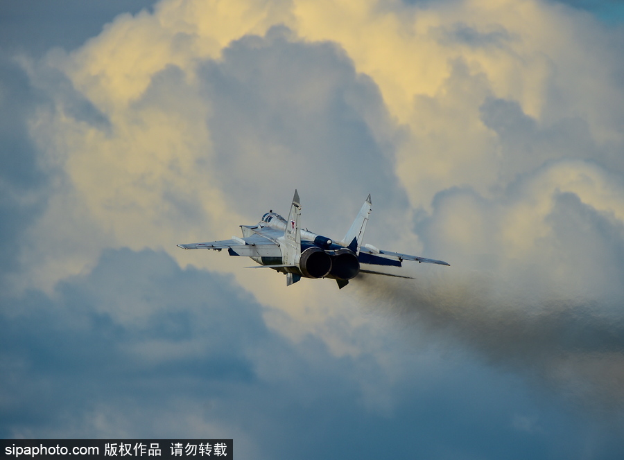 沖上云霄 俄羅斯戰(zhàn)機航空團訓(xùn)練大片既視感