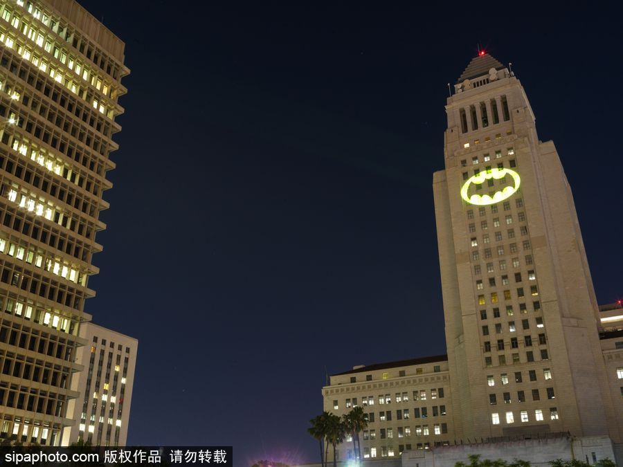 洛杉磯市政廳大樓亮蝙蝠俠信號(hào)燈 悼念“蝙蝠俠”飾演者亞當(dāng)·韋斯特