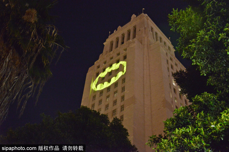 洛杉磯市政廳大樓亮蝙蝠俠信號(hào)燈 悼念“蝙蝠俠”飾演者亞當(dāng)·韋斯特
