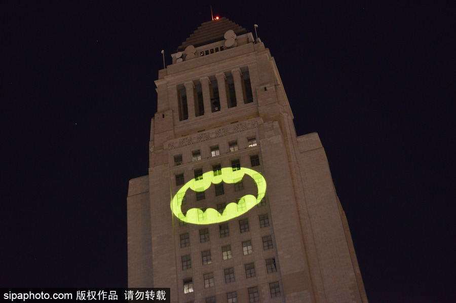 洛杉磯市政廳大樓亮蝙蝠俠信號(hào)燈 悼念“蝙蝠俠”飾演者亞當(dāng)·韋斯特