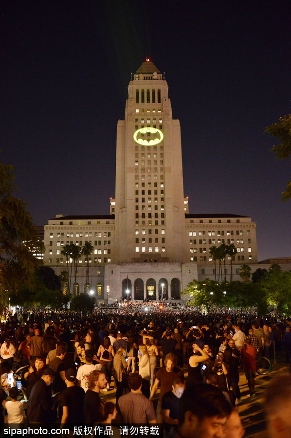 洛杉磯市政廳大樓亮蝙蝠俠信號燈 悼念“蝙蝠俠”飾演者亞當·韋斯特