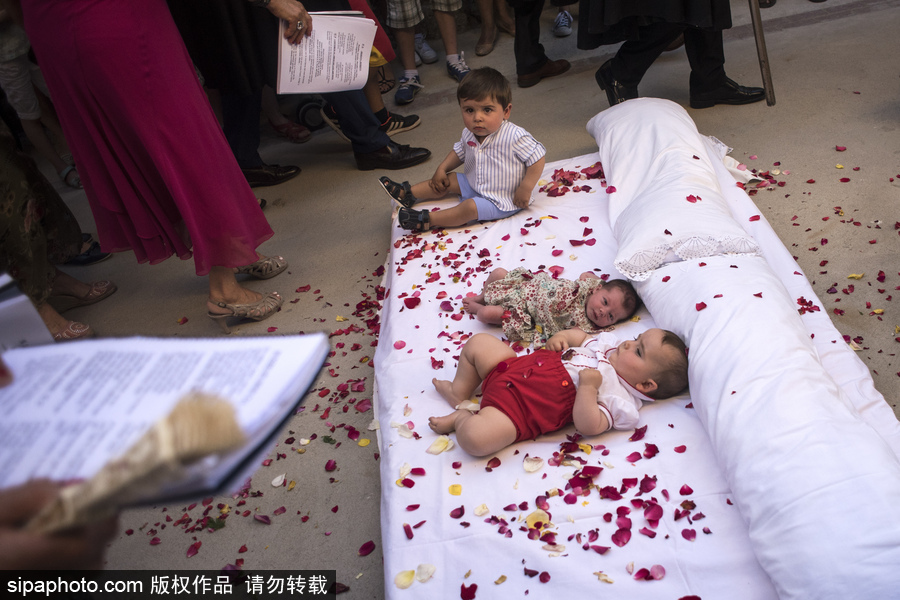 最另類的洗禮 西班牙奇葩節日之跳嬰節