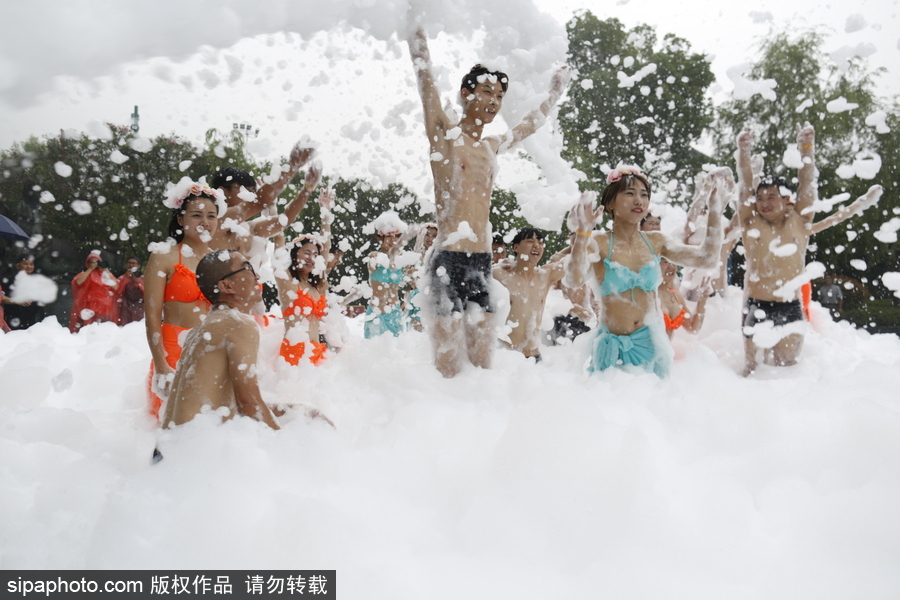 畢業(yè)就結(jié)婚！杭州情侶畢業(yè)生舉行泡沫集體婚禮