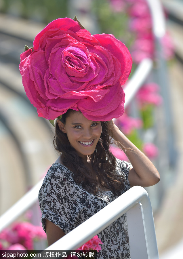 英國(guó)皇家阿斯科特賽馬會(huì)開(kāi)幕 美女云集“貌美如花”