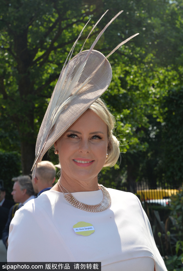 英國(guó)皇家阿斯科特賽馬會(huì)開(kāi)幕 美女云集“貌美如花”