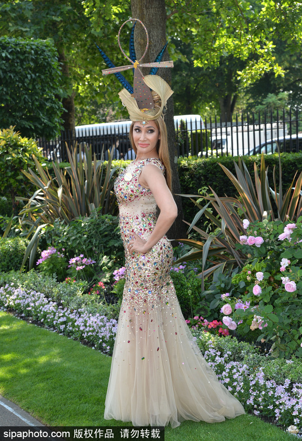 英國(guó)皇家阿斯科特賽馬會(huì)開(kāi)幕 美女云集“貌美如花”