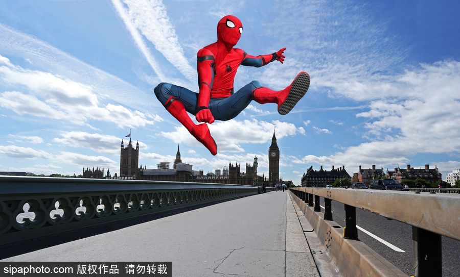 超酷！蜘蛛俠穿梭倫敦街頭小巷仿佛置身電影中
