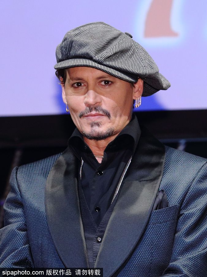 德普日本宣傳《加勒比5》佩戴別針耳環放浪不羈