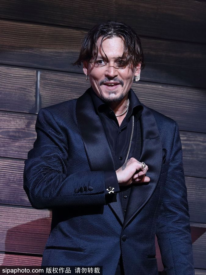 德普日本宣傳《加勒比5》佩戴別針耳環放浪不羈