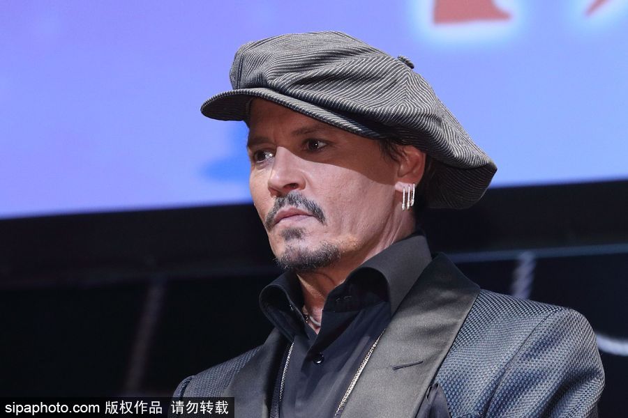 德普日本宣傳《加勒比5》佩戴別針耳環放浪不羈