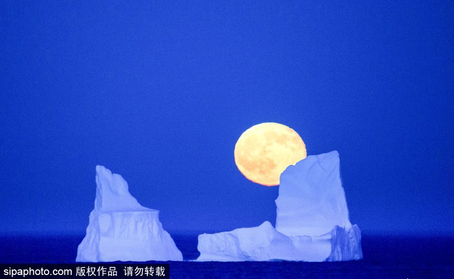 浪漫窒息美景 攝影師抓拍月亮從冰山升起瞬間