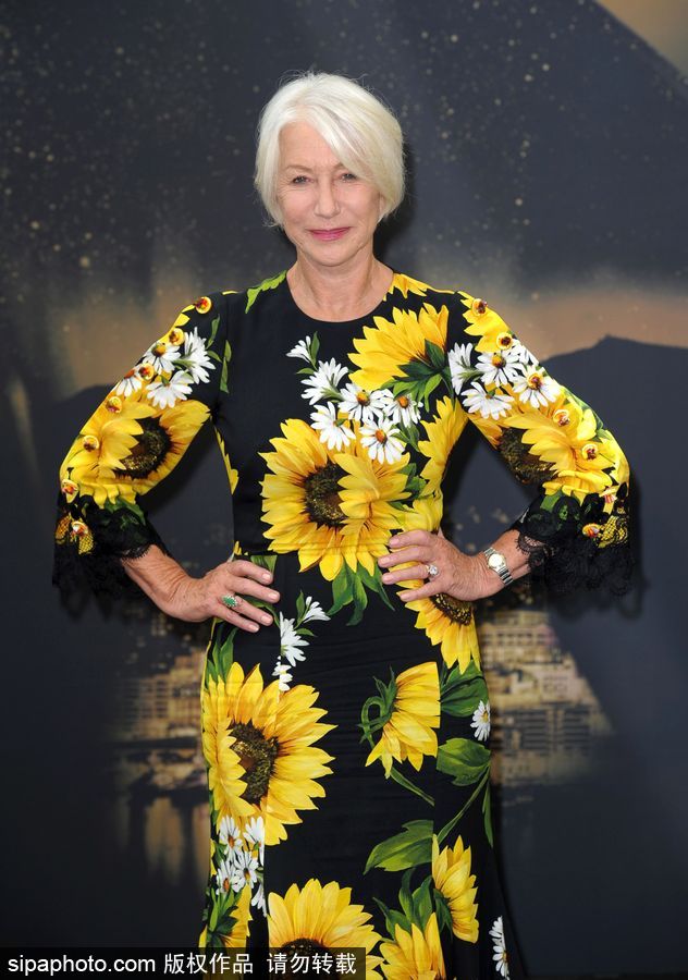 海倫·米倫穿太陽花圖案連身裙優(yōu)雅有風范