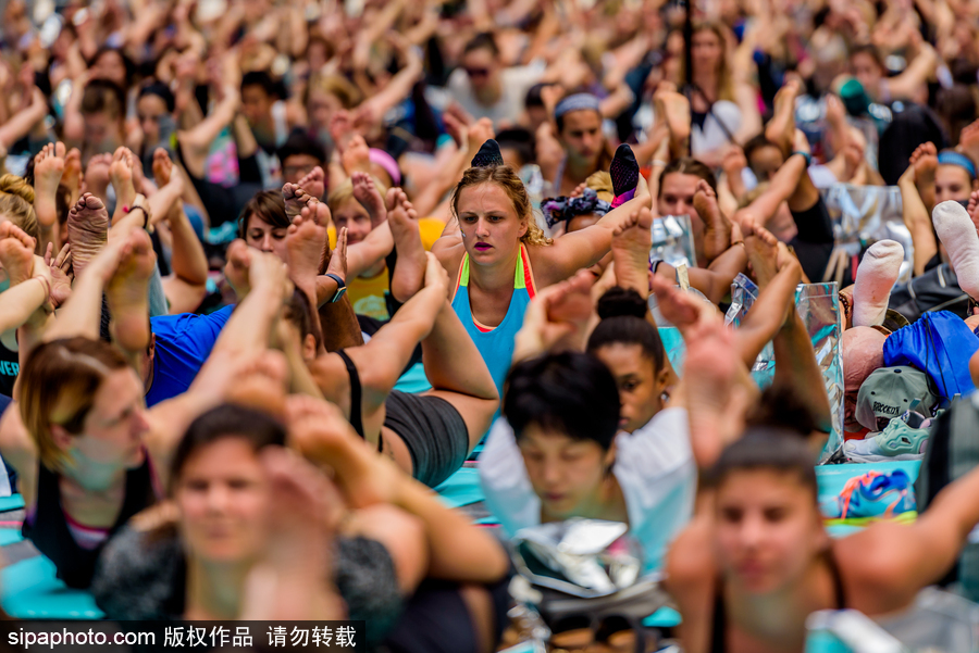 數千人紐約時代廣場做瑜伽 迎接夏天來臨