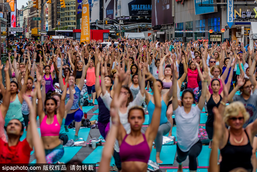 數千人紐約時代廣場做瑜伽 迎接夏天來臨