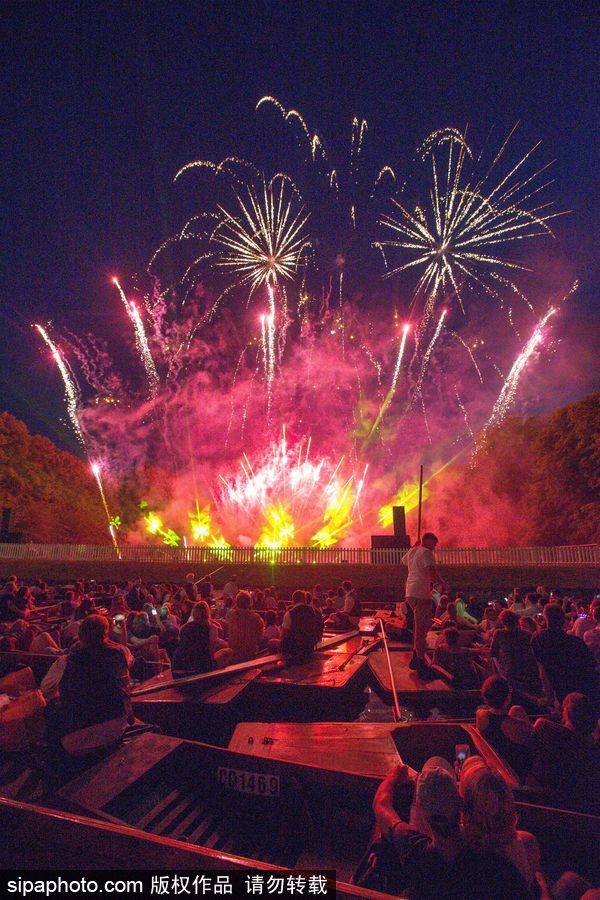 劍橋大學(xué)五月舞會(huì)煙火盛宴 璀璨奪目點(diǎn)亮夜空