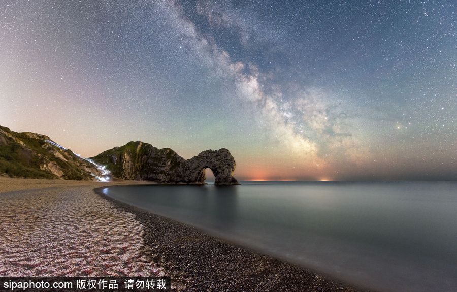 英國(guó)杜德爾門上空的窒息銀河美景 若人間仙境