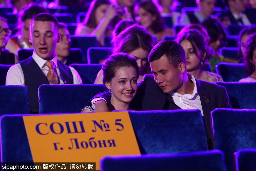 狂歡亦是最好的告別 實(shí)拍俄羅斯莫斯科畢業(yè)舞會(huì)盛況