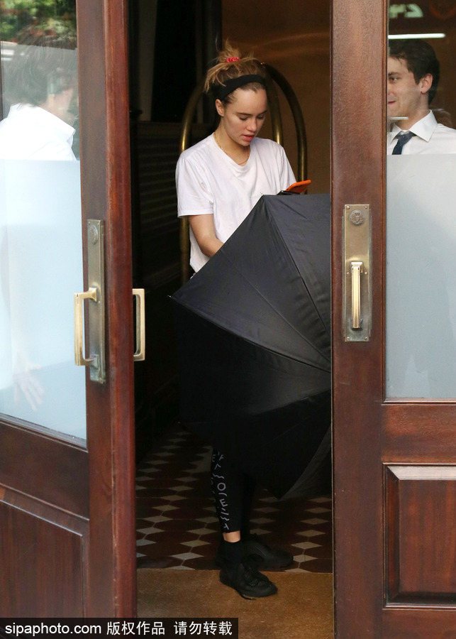 心好累！嫩模名媛蘇琪·沃特豪斯街頭打雨傘躲狗仔