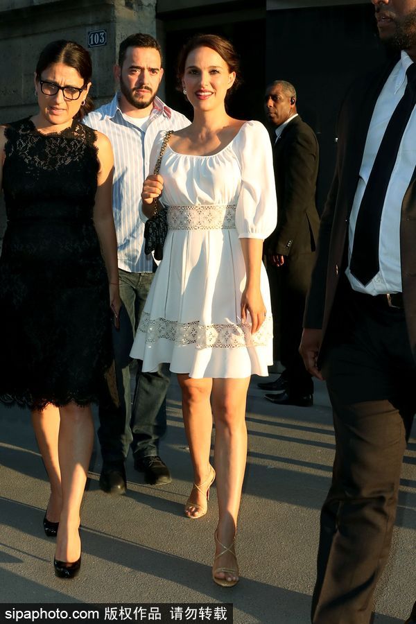 娜塔麗·波特曼產后又美的不像話！穿小白裙顏值高