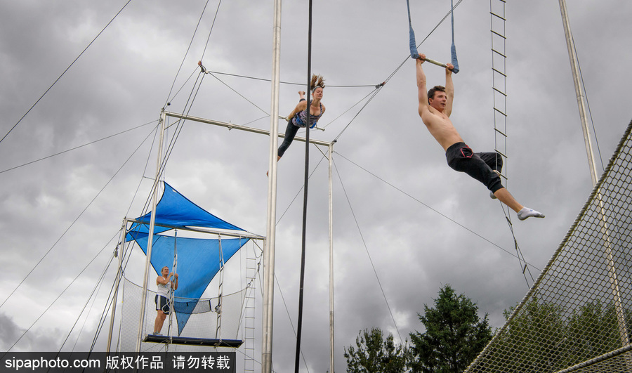 想成為空中飛人嗎？美國(guó)圣克羅伊島開(kāi)設(shè)高空秋千訓(xùn)練營(yíng)