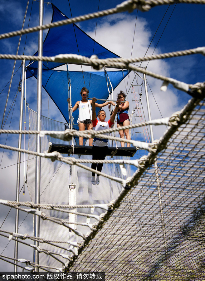 想成為空中飛人嗎？美國圣克羅伊島開設高空秋千訓練營