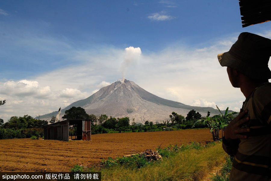 心態好！錫納朋火山熔巖量持續增加 居民淡然生活