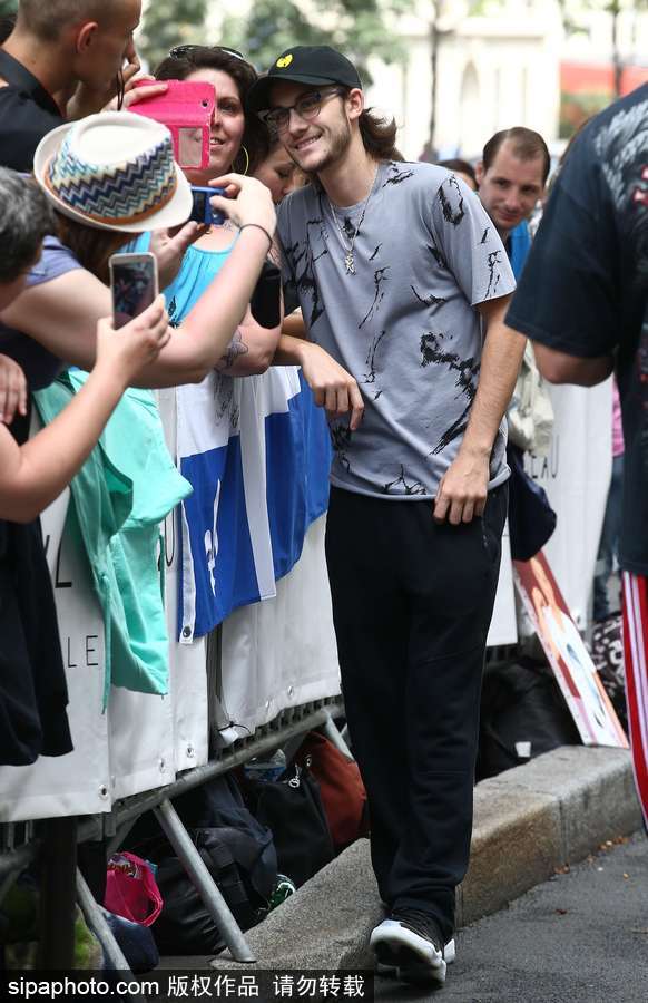 2017巴黎高定時(shí)裝周秋冬：席琳·迪翁帥氣大兒子出街人氣高漲 簽名全家福照片畫面感人