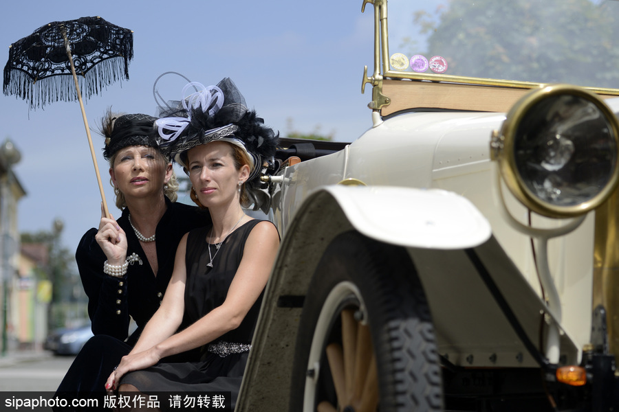 捷克舉行古董車游行 民眾身著復古服裝穿行街道