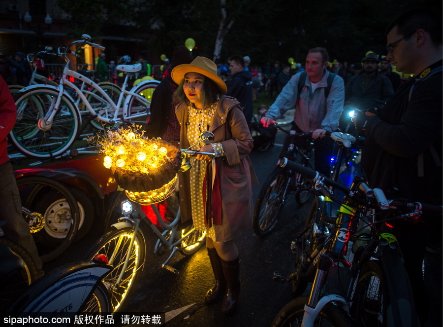 似螢火蟲(chóng)“星火點(diǎn)點(diǎn)” 莫斯科夜間騎行活動(dòng)點(diǎn)亮城市夜色