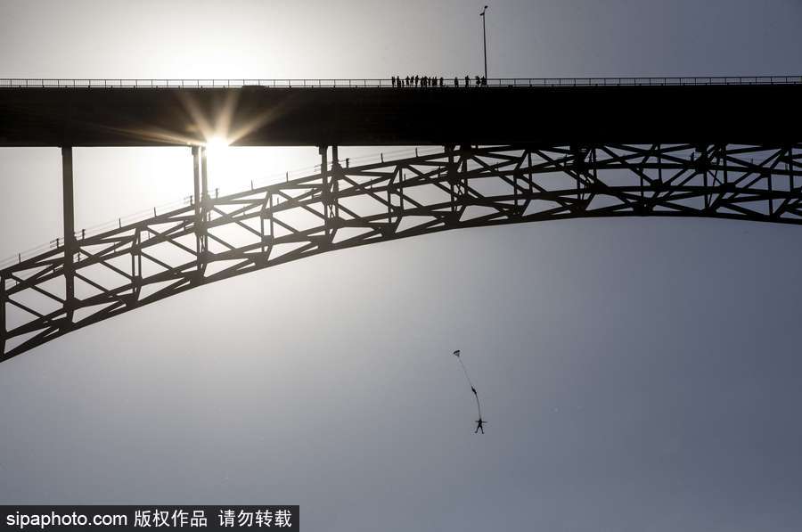 大神請(qǐng)收下我的膝蓋！美國跳傘高手24小時(shí)內(nèi)瘋狂跳傘63次創(chuàng)造世界紀(jì)錄