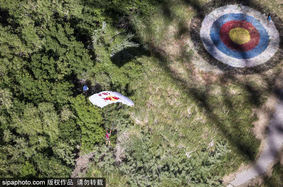 大神請收下我的膝蓋！美國跳傘高手24小時內瘋狂跳傘63次創造世界紀錄