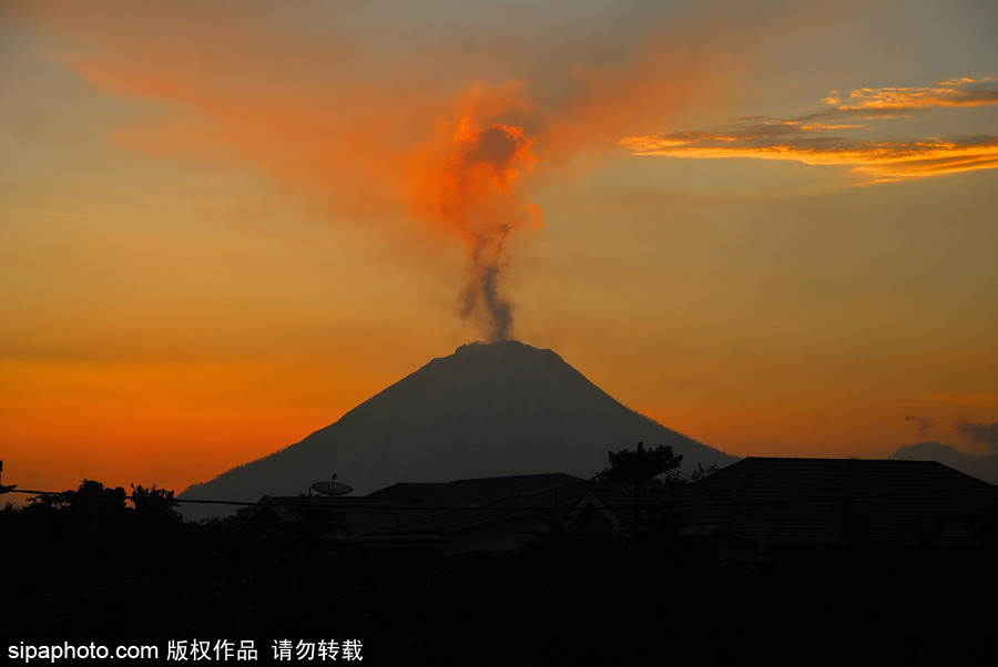 印尼錫納朋火山持續噴發 日暮時分火光沖天染紅天際