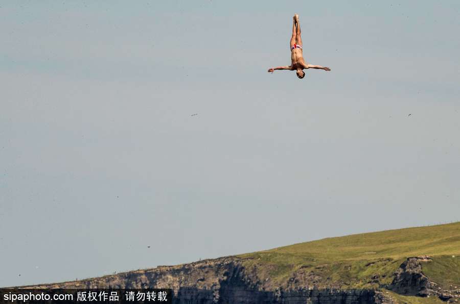 厲害了word哥！英國探險家乘坐直升機從25米高處飛躍莫赫懸崖