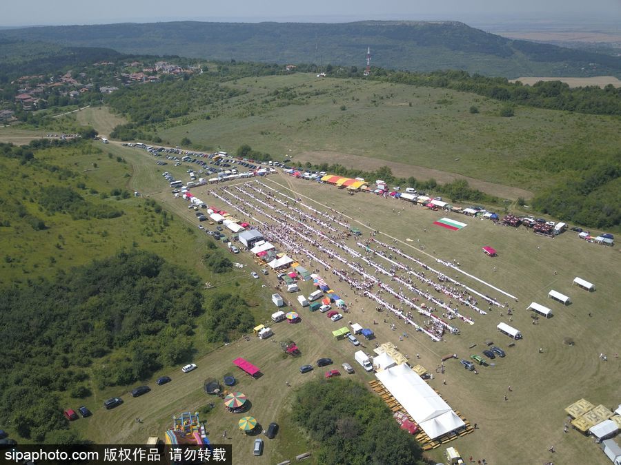 保級(jí)利亞舊式婚禮擺“長桌宴” 超4000人參加欲打破吉尼斯世界紀(jì)錄