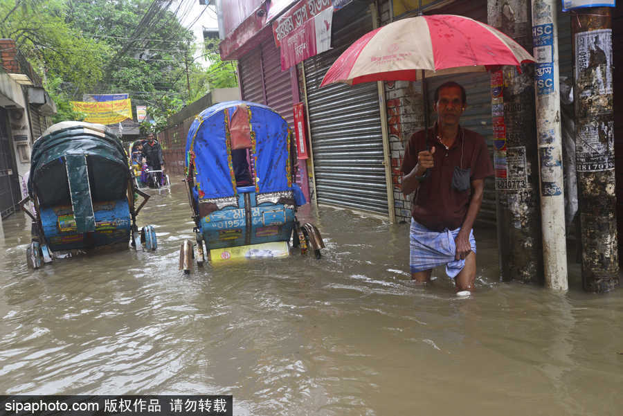 孟加拉國暴雨導致洪水泛濫 街頭交通癱瘓