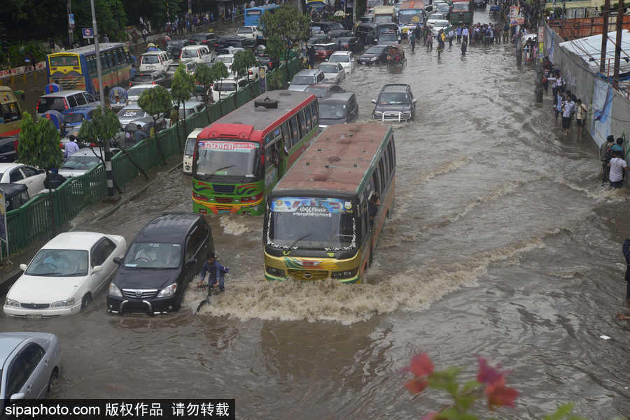 孟加拉國暴雨導致洪水泛濫 街頭交通癱瘓