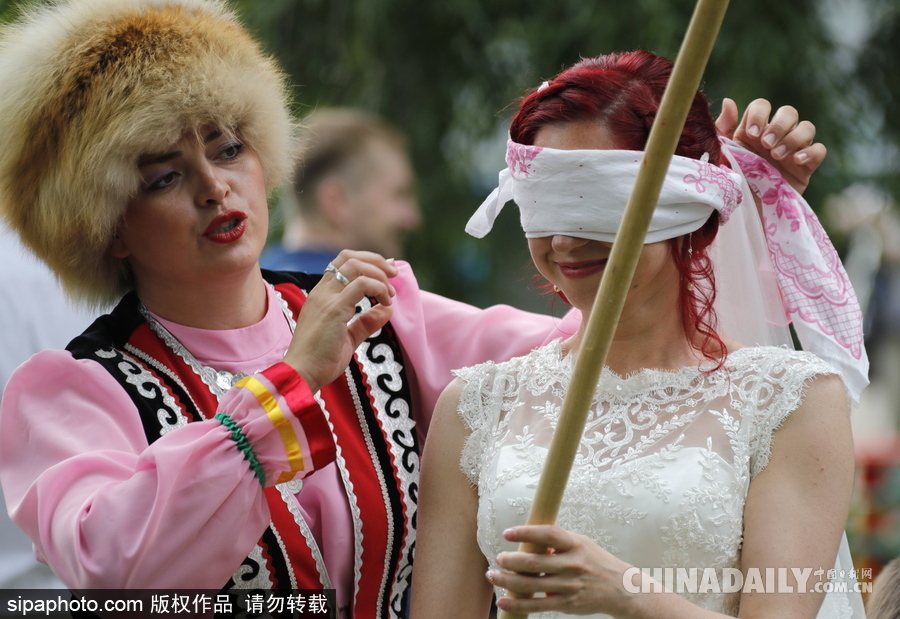 俄羅斯民眾慶祝薩班推節(jié) “枕頭大戰(zhàn)”挑水桶等競賽激烈上演