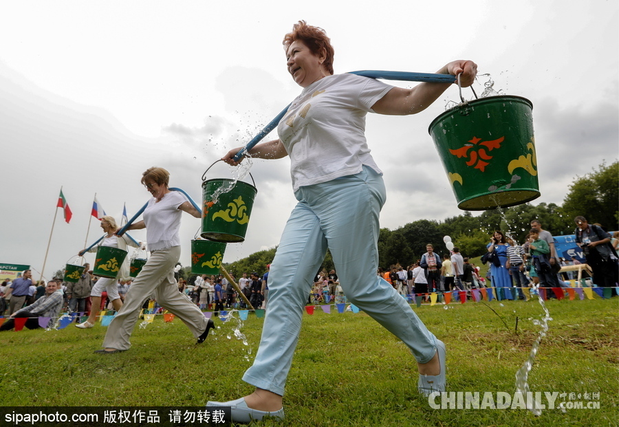 俄羅斯民眾慶祝薩班推節(jié) “枕頭大戰(zhàn)”挑水桶等競賽激烈上演