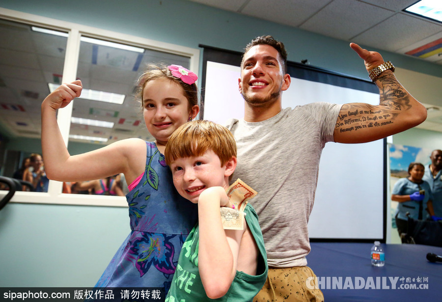傳遞正能量！美國(guó)無(wú)腿獨(dú)臂男子鼓勵(lì)疾病兒童