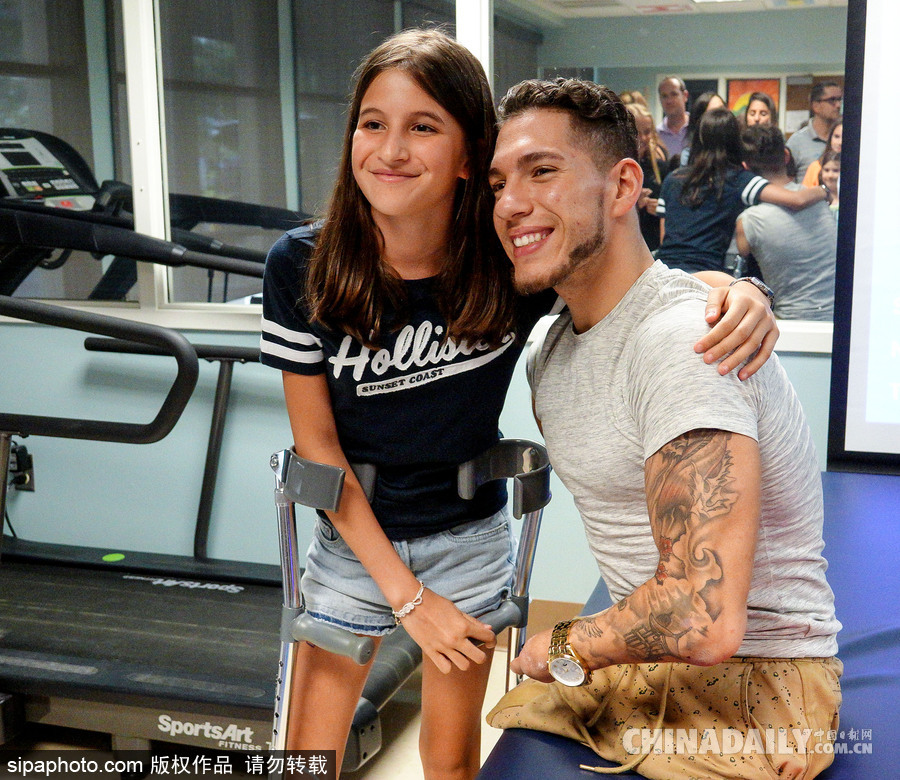 傳遞正能量！美國(guó)無(wú)腿獨(dú)臂男子鼓勵(lì)疾病兒童