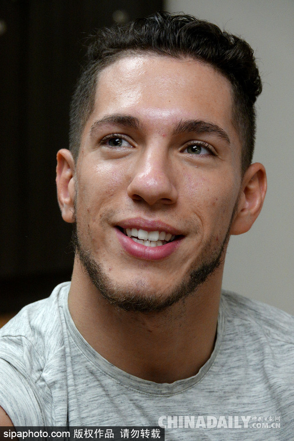 傳遞正能量！美國無腿獨(dú)臂男子鼓勵疾病兒童