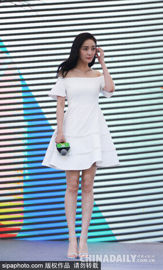 楊冪空降南京引發(fā)粉絲圍觀 一身白色露肩短裙小清新