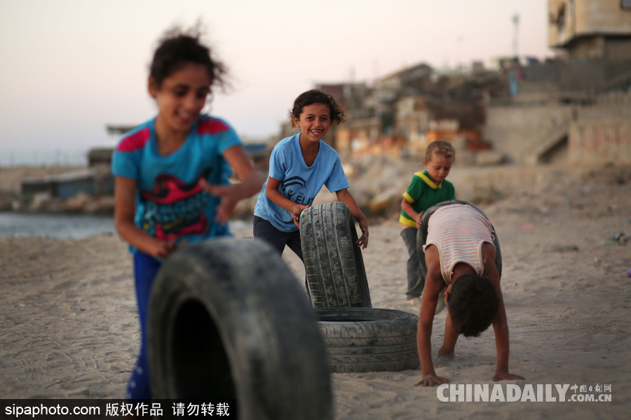 加沙海灘日常 夕陽下兒童玩耍天真活潑