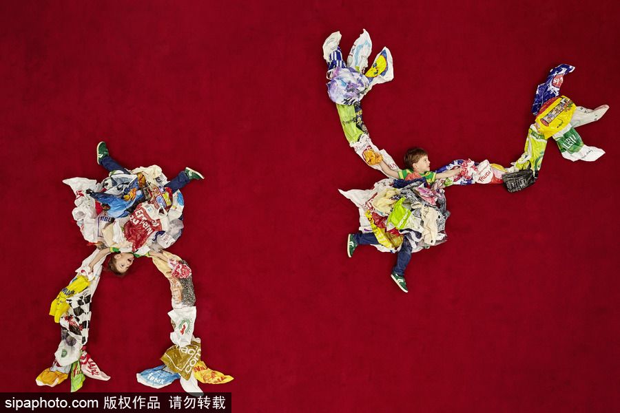 想象力飛出天際 衛生紙拖鞋玩具打造的”怪獸英雄“世界