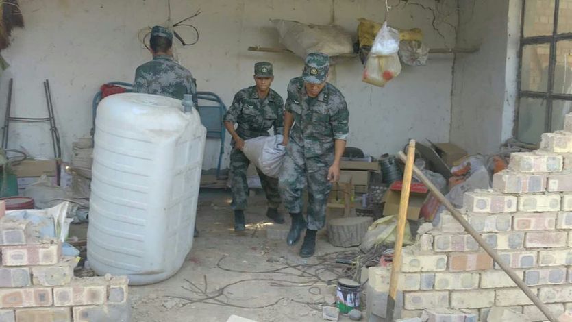 新疆軍區全力做好精河縣抗震救災工作 上百名官兵展開救援